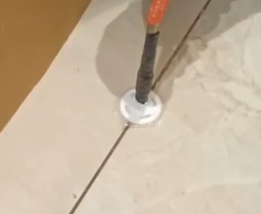宛城瓷砖空鼓维修公司专业解答瓷砖在铺贴过程中，如果没有涂抹均匀到位的粘结材料（如水泥砂浆或瓷砖胶），可能会导致以下问题